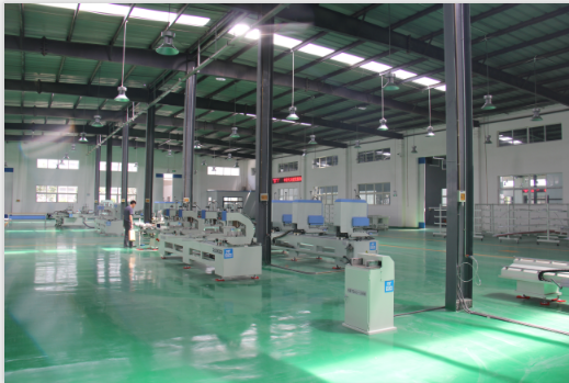 標(biāo)準(zhǔn)門(mén)窗生產(chǎn)車(chē)間-派克機(jī)器